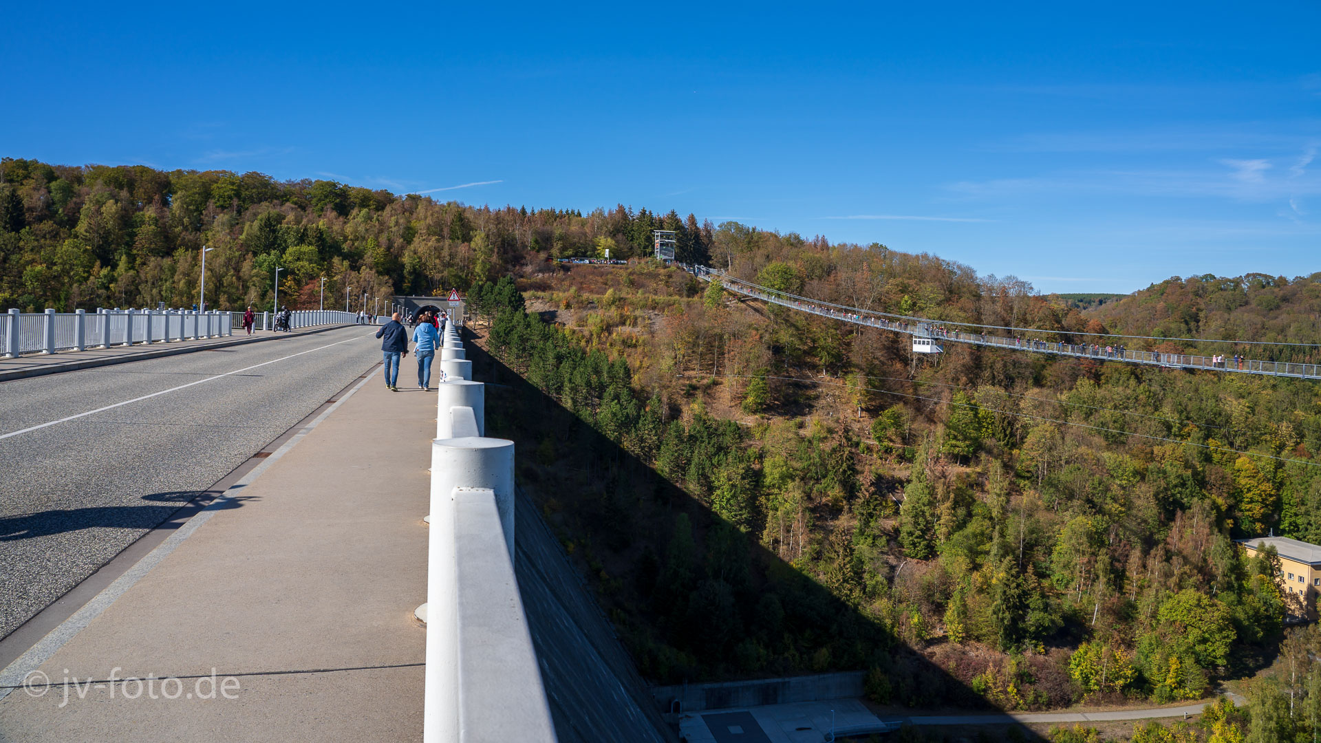 Auf der Staumauer