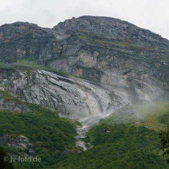 Steinschlag bei Regen