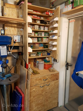 Schraubenschrank